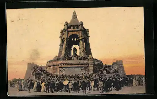 AK Porta Westfalica, Besucher vor dem Kaiser Wilhelm-Denkmal