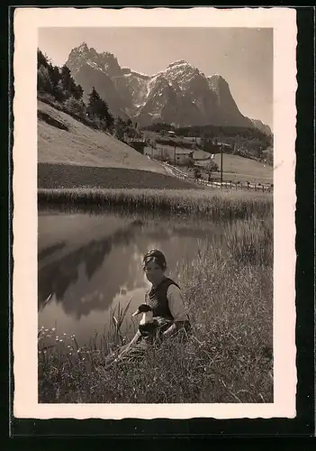 AK Kastelruth, Junge Frau in Tracht vor dem Sciliar