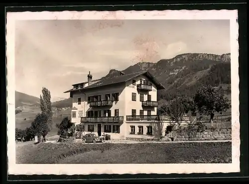 AK Kastelruth, Pension Schöne Aussicht mit Bergpanorama