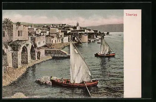 AK Tiberias, Ortsansicht vom Wasser aus, mit Segelbooten