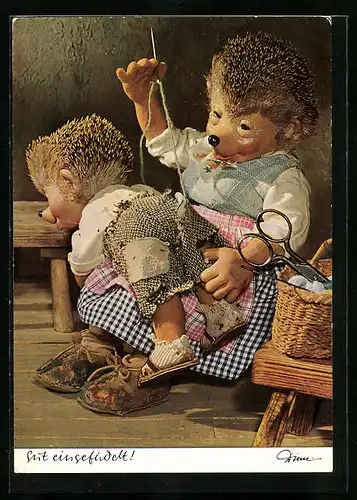 AK Gut eingefädelt, Mecki-Mutter näht die Hose des Jungen