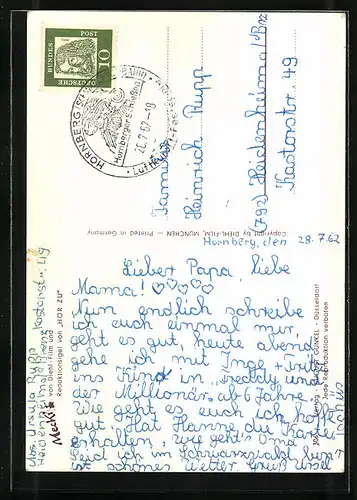 AK Gut eingefädelt, Mecki-Mutter näht die Hose des Jungen