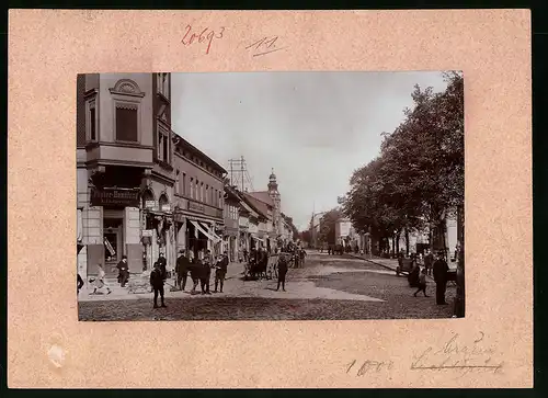 Fotografie Brück & Sohn Meissen, Ansicht Finsterwalde N.L., Blick in die Berliner Strasse mit Papier-Handlung Sacharowitz
