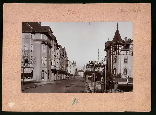 Fotografie Brück & Sohn Meissen, Ansicht Olbernhau, Blick in die Albertstrasse auf das Hotel Gerichtsschänke, Schulkinder