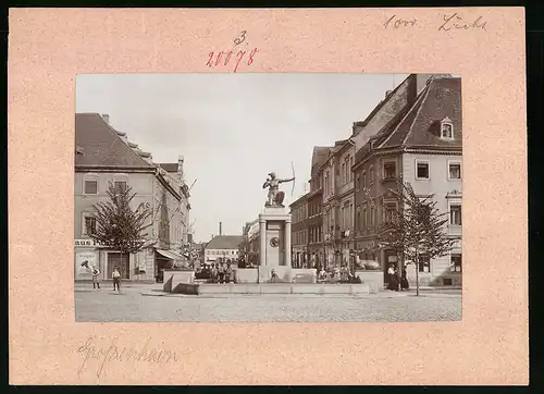 Fotografie Brück & Sohn Meissen, Ansicht Grossenhain, Marktbrunnen mit Denkmal Fr. August III, Löwen Apotheke