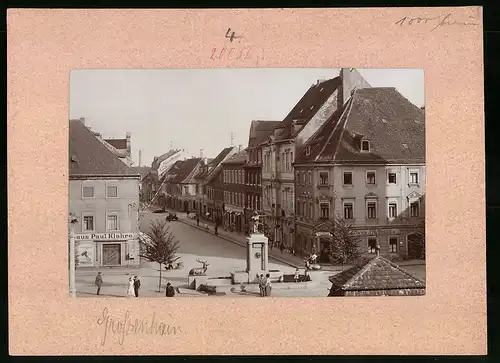 Fotografie Brück & Sohn Meissen, Ansicht Grossenhain, Blick auf den Marktbrunnen mit Löwen-Apotheke, Schuhaus Paul Klahre