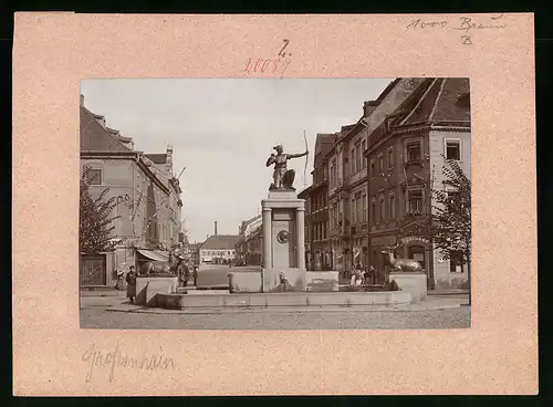 Fotografie Brück & Sohn Meissen, Ansicht Grossenhain, Blick auf den Marktbrunnen mit Denkmal Fr. August III. Jagdfigur