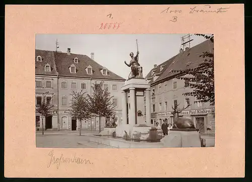 Fotografie Brück & Sohn Meissen, Ansicht Grossenhain, Seitlicher Blick auf den Marktbrunnen, Schuhaus Paul Klahre