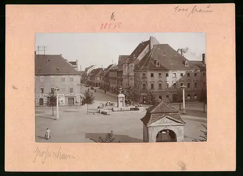 Fotografie Brück & Sohn Meissen, Ansicht Grossenhain i. Sa., Markt mit Brunnen und Schuhaus Paul Klahre, Löwen Apotheke