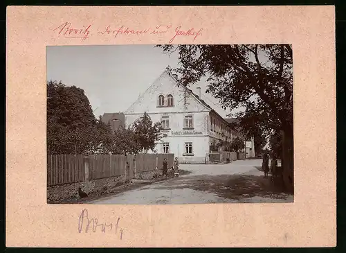 Fotografie Brück & Sohn Meissen, Ansicht Boritz, Blick in die Dorfstrasse und auf den Gasthof zum goldenen Lamm