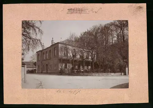 Fotografie Brück & Sohn Meissen, Ansicht Gauernitz / Elbe, Strassenpartie an Münchs Gasthof