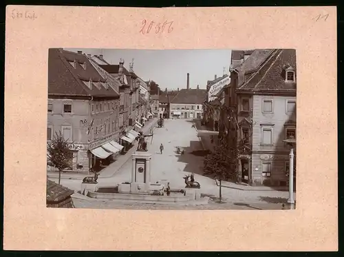 Fotografie Brück & Sohn Meissen, Ansicht Grossenhain, Blick auf den Frauenmarkt mit Brunnen und Löwen-Apotheke