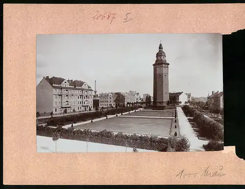 Fotografie Brück & Sohn Meissen, Ansicht Finsterwalde N.L., Platz am Wasserturm mit Wohnhäusern