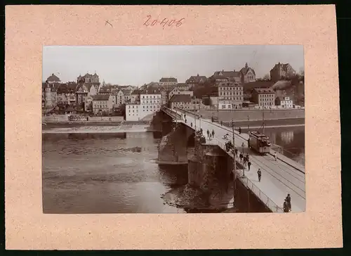 Fotografie Brück & Sohn Meissen, Ansicht Meissen i. Sa., Strassenbahn auf der alten Brücke mit Blick zur Stadt