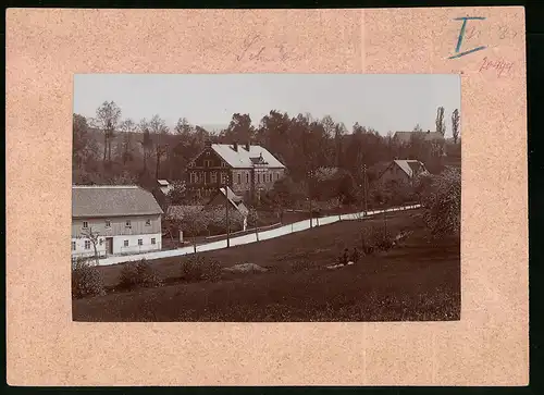 Fotografie Brück & Sohn Meissen, Ansicht Grossschweidnitz, Blick auf die Schule mit Wohnhäusern