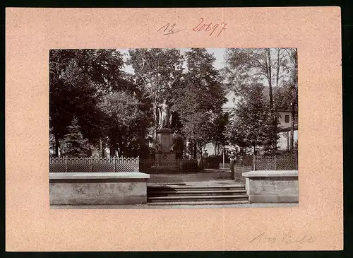 Fotografie Brück & Sohn Meissen, Ansicht Finsterwalde, Partie im Stadtpark mit Kriegerdenkmal