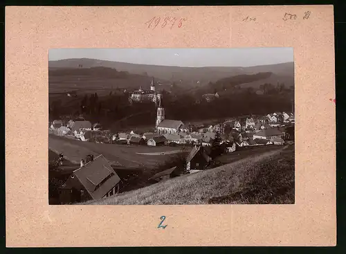 Fotografie Brück & Sohn Meissen, Ansicht Neuhausen i. Sa., Blick auf den Ort mit Kirche und Wohnhäusern