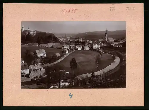 Fotografie Brück & Sohn Meissen, Ansicht Neuhausen i. Sa., Blick auf den Ort mit Eisenbahnschienen und Schloss