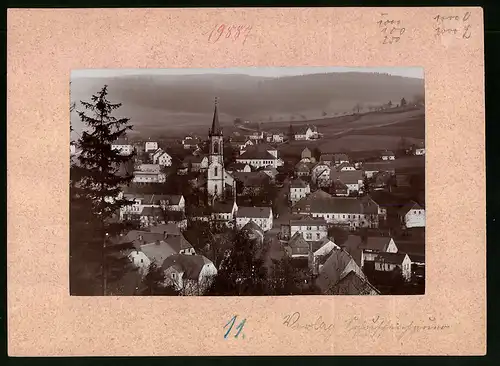 Fotografie Brück & Sohn Meissen, Ansicht Neuhausen i. Sa., Blick über die Stadt mit der Kirche, Strassenpartie
