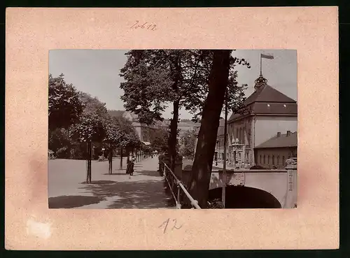 Fotografie Brück & Sohn Meissen, Ansicht Bad Elster, Strassenpartie am Albertbad mit Brücke von 1908