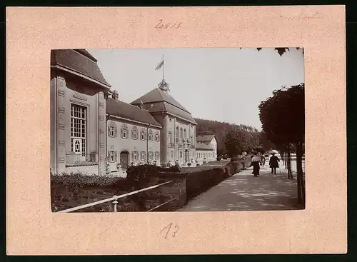 Fotografie Brück & Sohn Meissen, Ansicht Bad Elster, Partie am Albertbad mit Kurgästen