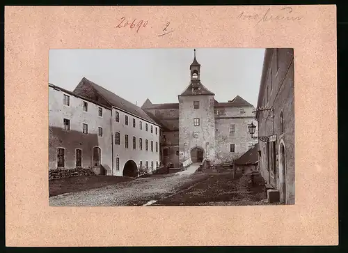 Fotografie Brück & Sohn Meissen, Ansicht Finsterwalde N.L., Blick in den Schlossvorhof