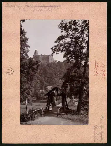 Fotografie Brück & Sohn Meissen, Ansicht Rochsburg, Blick auf den Schwankender Steg mit Schloss