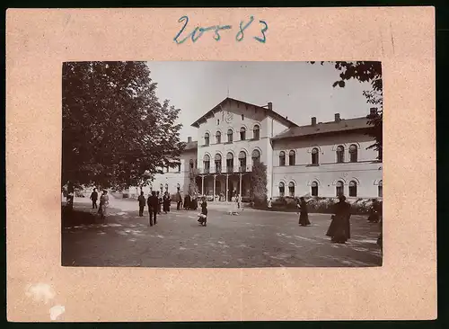 Fotografie Brück & Sohn Meissen, Ansicht Bad Elster, Partie am Badehaus mit Kurgästen