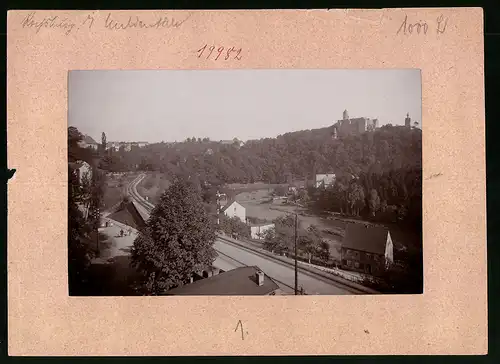 Fotografie Brück & Sohn Meissen, Ansicht Rochsburg, Teilansicht des Ortes mit Eisenbahschienen