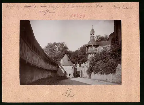 Fotografie Brück & Sohn Meissen, Ansicht Rochsburg, Partie im ersten Burghof und Eingang zum Schloss