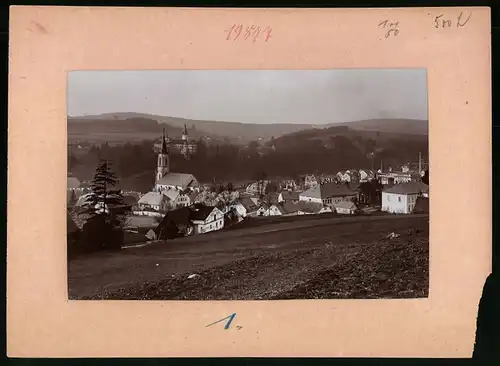 Fotografie Brück & Sohn Meissen, Ansicht Neuhausen i. Sa., Blick auf den Ort mit Kirche und Wohnhäusern