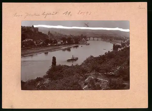 Fotografie Brück & Sohn Meissen, Ansicht Pirna / Elbe, Raddampfer auf der Elbe mit Blick auf die Stadt