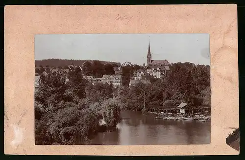 Fotografie Brück & Sohn Meissen, Ansicht Bad Elster, Blick über den Teich mit Bootsstation auf den Ort mit Kirche