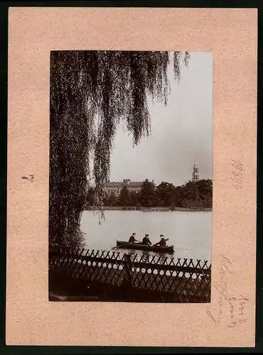 Fotografie Brück & Sohn Meissen, Ansicht Zwickau, drei Studenten im Ruderboot auf dem Schwanenteich, Blick zum Ort