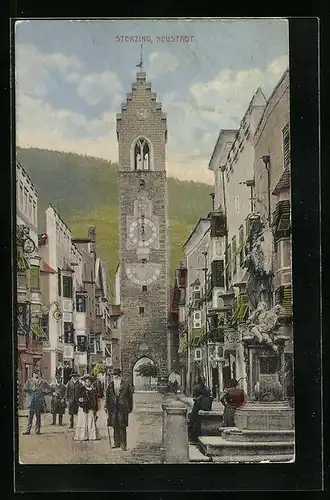 AK Sterzing, Strassenpartie in der Neustadt mit Tor und Denkmal