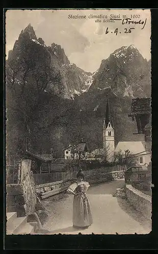 AK Siusi allo Sciliar, Weg zur Kirche mit Frau