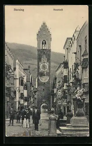 AK Sterzing, Strassenpartie in der Neustadt mit Tor u. Denkmal