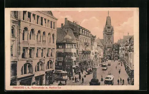 AK Freiburg i. B., Kaiserstrasse mit Martins-Tor und Strassenbahnen