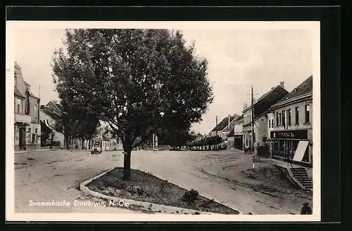 AK Ernstbrunn, Ortspartie mit kleiner Verkehrsinsel und Standbild