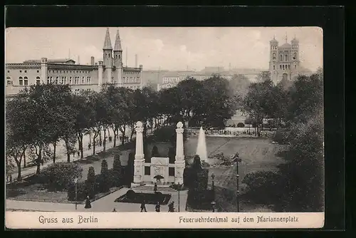 AK Berlin, Feuerwehrdenkmal auf dem Mariannenplatz aus der Vogelschau