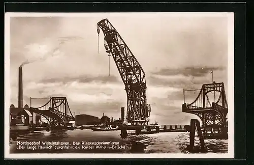 AK Wilhelmshaven, Der Riesenschwimmkran Der lange Heinrich durchfährt die Kaiser Wilhelm-Brücke