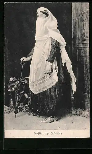 AK Junge Frau mit Gesichtsschleier und Stockschirm in albanischer Tracht
