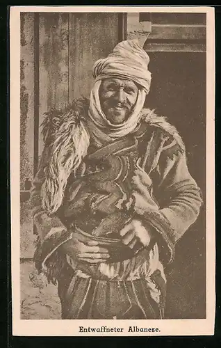 AK Entwaffneter Albanese mit gewickelter Kopfbedeckung