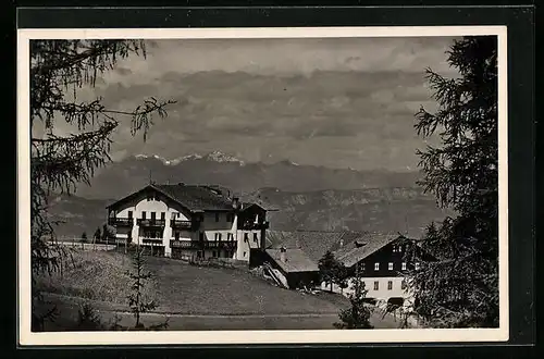 AK Radein, Gasthaus Zirmerhof aus der Ferne