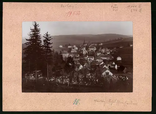 Fotografie Brück & Sohn Meissen, Ansicht Neuhausen i. Sa., Blick über den Friedhof auf die Stadt mit Kirche