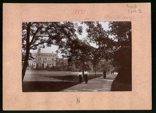 Fotografie Brück & Sohn Meissen, Ansicht Zwickau, Partie in den Anlagen mit Blick auf ein Gebäude