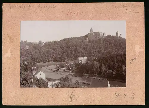Fotografie Brück & Sohn Meissen, Ansicht Rochsburg, Wohnhäuser im Muldental mit Blick zur Rochsburg
