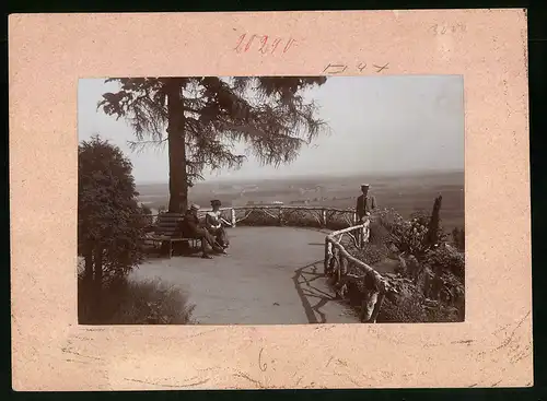 Fotografie Brück & Sohn Meissen, Ansicht Kamenz i. Sa., auf der Aussichtsplatform auf dem Hutberg mit Blick in die Ferne
