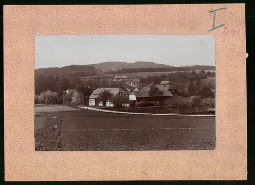 Fotografie Brück & Sohn Meissen, Ansicht Grossschweidnitz, Blick auf den Ort mit Fachwerkhaus