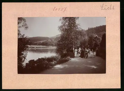 Fotografie Brück & Sohn Meissen, Ansicht Bad Elster, Damen beim Flanieren am Louisasee